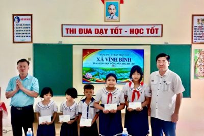 Vĩnh Bình trao 10 suất học bổng cho học sinh khó khăn