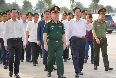 Đại tướng Nguyễn Trọng Nghĩa dâng hương tưởng niệm các anh hùng, liệt sĩ và tặng quà tại An Giang