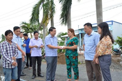 Bí thư Huyện ủy-Chủ tịch UBND huyện Vĩnh Thuận thăm hộ dân nhà bị sập và tốc mái