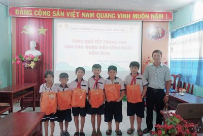 CÔNG ĐOÀN TRƯỜNG TH&THCS VĨNH BÌNH BẮC TỔ CHỨC TRAO QUÀ TẾT TRUNG THU CHO CON EM ĐOÀN VIÊN CÔNG ĐOÀN NĂM HỌC 2024-2025